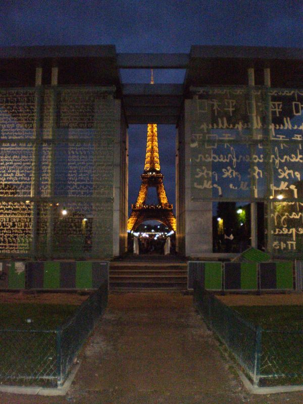 Paryż, romantyczny nastrój pod wieżą Eiffela
